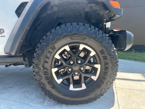 Bright White Clearcoat 2025 Jeep Wrangler Rubicon