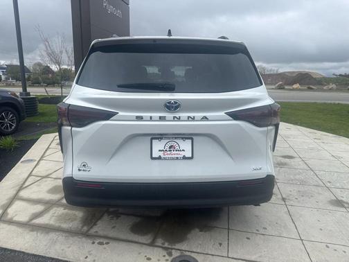 Pearl 2025 Toyota Sienna XLE