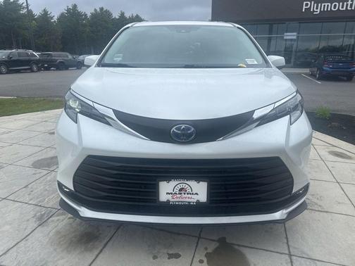 Pearl 2025 Toyota Sienna XLE