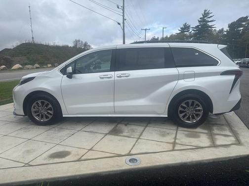 Pearl 2025 Toyota Sienna XLE