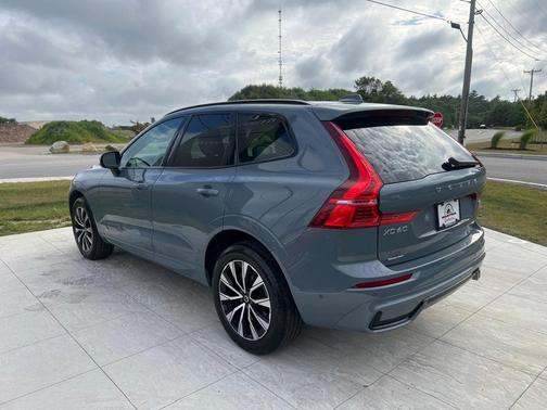 2023 Volvo XC60 B5 Plus Dark Theme