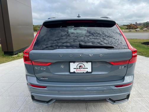 2023 Volvo XC60 B5 Plus Dark Theme