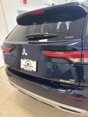 2023 Mitsubishi Outlander PHEV SE