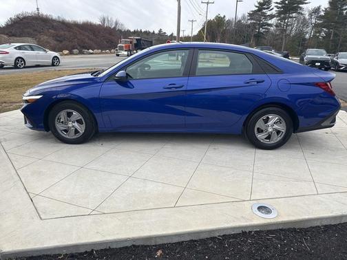 2024 Hyundai ELANTRA SE