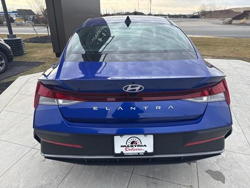 2024 Hyundai ELANTRA SE