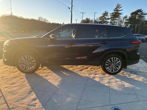 2021 Toyota Highlander Hybrid Platinum