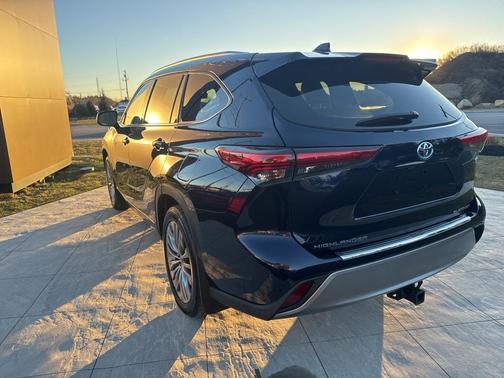 2021 Toyota Highlander Hybrid Platinum