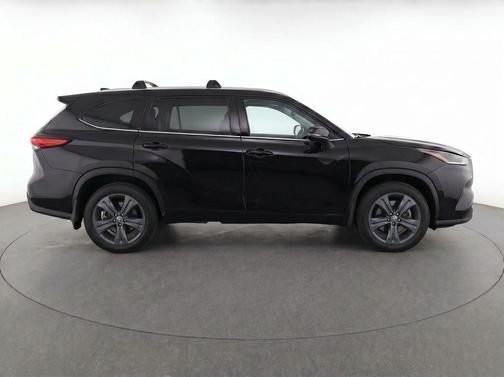 Midnight Black Metallic 2023 Toyota Highlander XLE