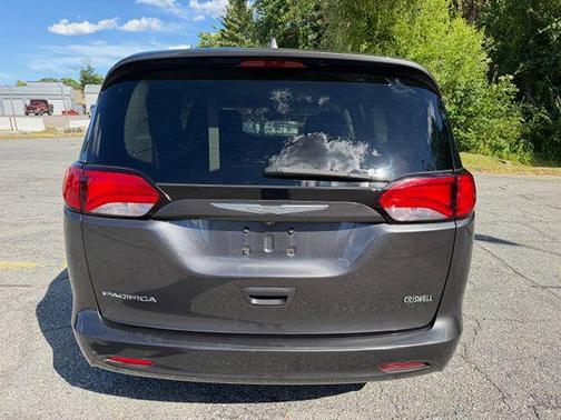 Granite Crystal Metallic Clearcoat 2017 Chrysler Pacifica LX