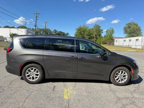 Granite Crystal Metallic Clearcoat 2017 Chrysler Pacifica LX
