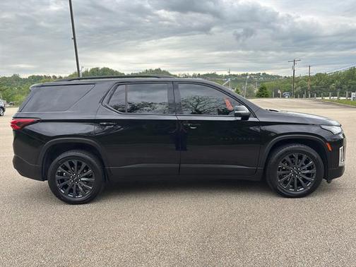 Mosaic Black Metallic 2022 Chevrolet Traverse RS