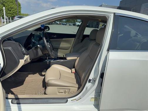 Pearl White 2013 Nissan Maxima SV