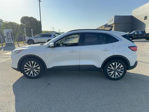 Star White Metallic Tri-Coat 2022 Ford Escape Titanium