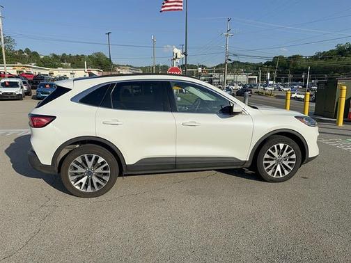 Star White Metallic Tri-Coat 2022 Ford Escape Titanium