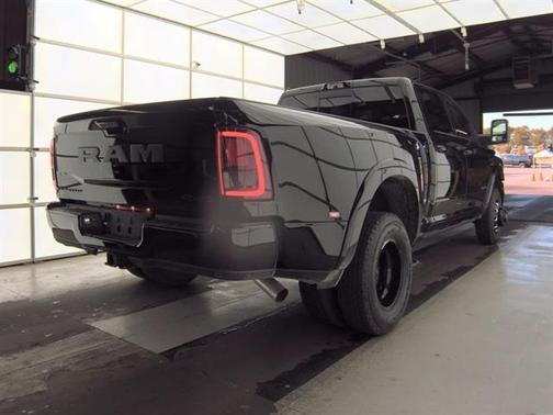 2025 RAM 3500 Limited Crew Cab 4x4 8' Box
