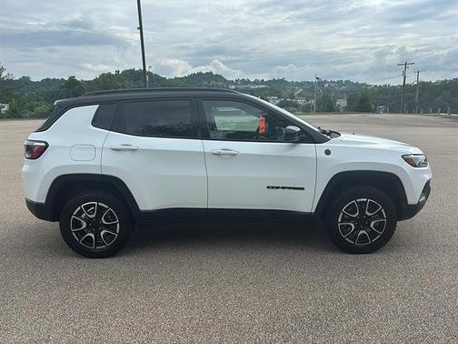 Bright White Clearcoat 2024 Jeep Compass Trailhawk