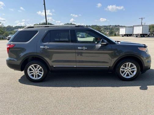 Photo 5 of 27 of 2015 Ford Explorer XLT