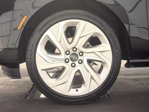 Infinite Black Metallic Clearcoat 2025 Lincoln Navigator Black Label