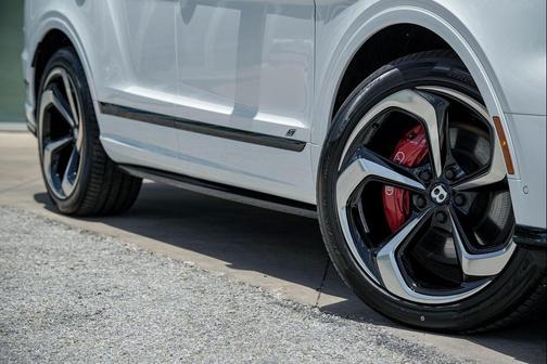 Snow Quartz Pearlescent by Mulliner 2025 Bentley Bentayga S