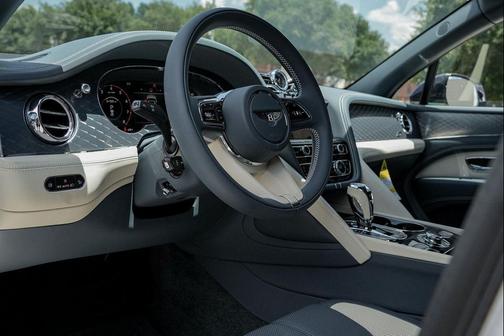 Snow Quartz Pearlescent by Mulliner 2025 Bentley Bentayga S
