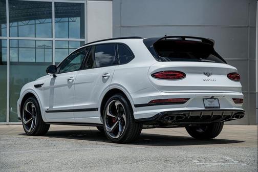 Snow Quartz Pearlescent by Mulliner 2025 Bentley Bentayga S