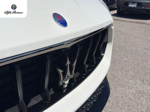 Bianco 2021 Maserati Levante Base