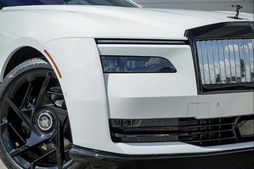 Arctic White 2025 Rolls-Royce Spectre Black Badge