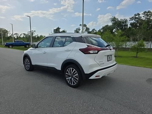 Aspen White Tricoat/Super Black 2023 Nissan Kicks SV FWD