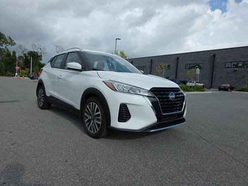 Aspen White Tricoat/Super Black 2023 Nissan Kicks SV FWD