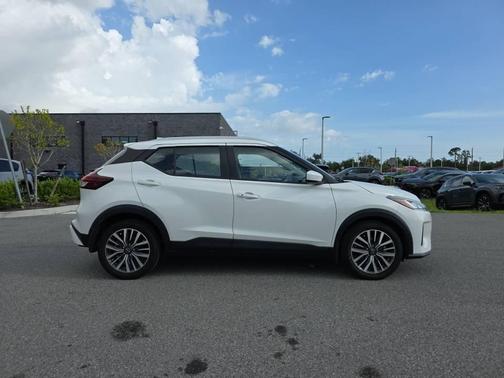 Aspen White Tricoat/Super Black 2023 Nissan Kicks SV FWD