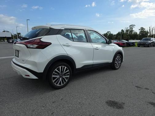 Aspen White Tricoat/Super Black 2023 Nissan Kicks SV FWD