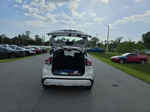 Aspen White Tricoat/Super Black 2023 Nissan Kicks SV FWD