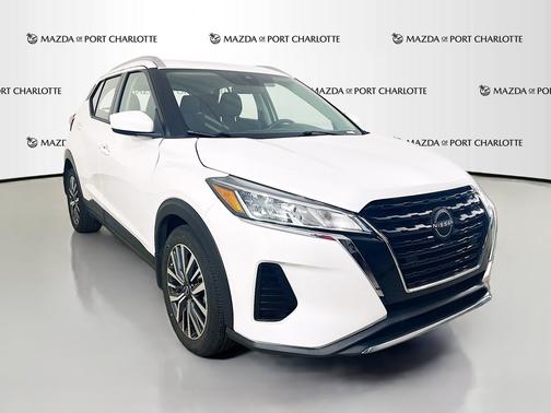 Aspen White Tricoat/Super Black 2023 Nissan Kicks SV FWD