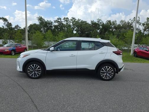 Aspen White Tricoat/Super Black 2023 Nissan Kicks SV FWD