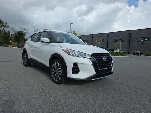 Aspen White Tricoat/Super Black 2023 Nissan Kicks SV FWD