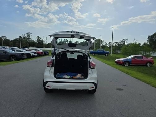 Aspen White Tricoat/Super Black 2023 Nissan Kicks SV FWD