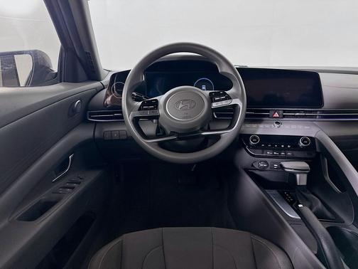 2024 Hyundai ELANTRA SEL IVT