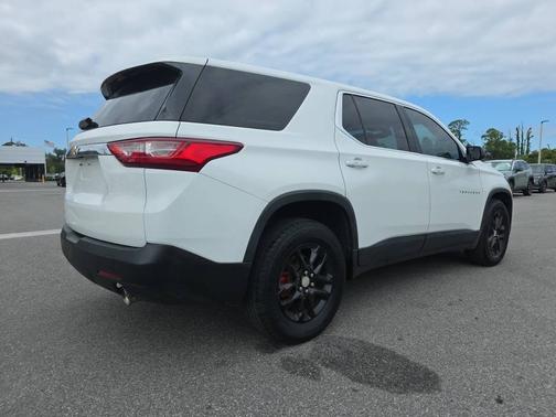 Summit White 2019 Chevrolet Traverse FWD 4dr LS w/1LS