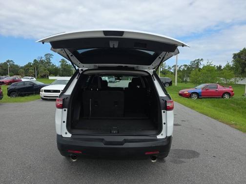 Summit White 2019 Chevrolet Traverse FWD 4dr LS w/1LS