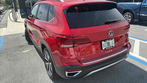 Kings Red Metallic 2022 Volkswagen Taos SE 4MOTION