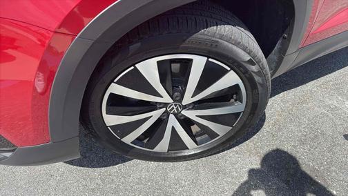 Kings Red Metallic 2022 Volkswagen Taos SE 4MOTION