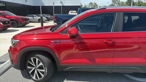 Kings Red Metallic 2022 Volkswagen Taos SE 4MOTION