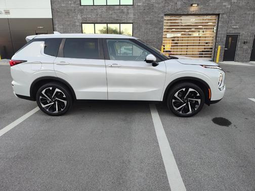 2022 Mitsubishi Outlander SE