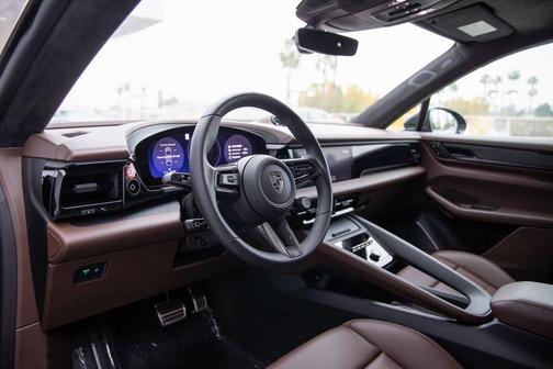 2025 Porsche Macan Turbo