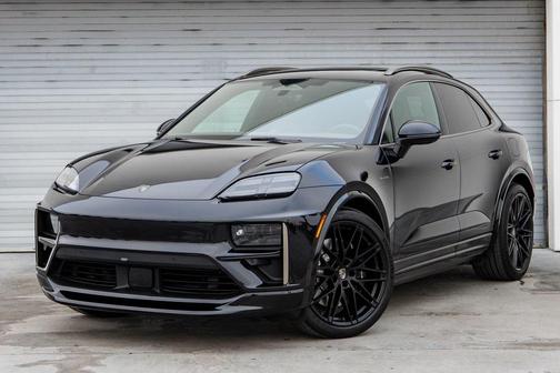 2025 Porsche Macan Turbo