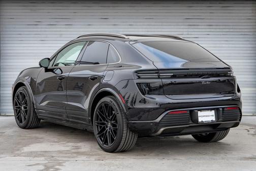 2025 Porsche Macan Turbo