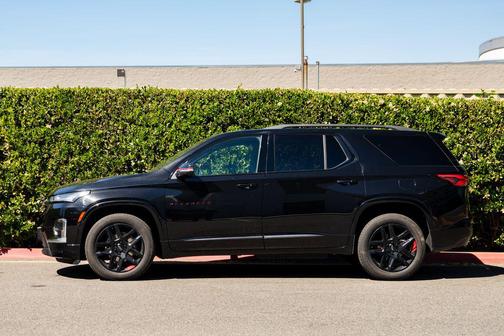 Mosaic Black Metallic 2023 Chevrolet Traverse Premier