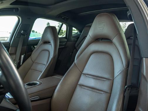 Aventurine Green Metallic 2023 Porsche Panamera 4 Platinum Edition