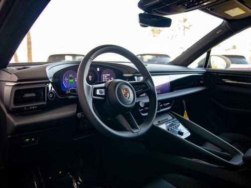 Chalk 2026 Porsche Macan Macan Electric 4