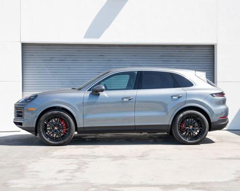 Vanadium Gray Metallic 2026 Porsche Cayenne S